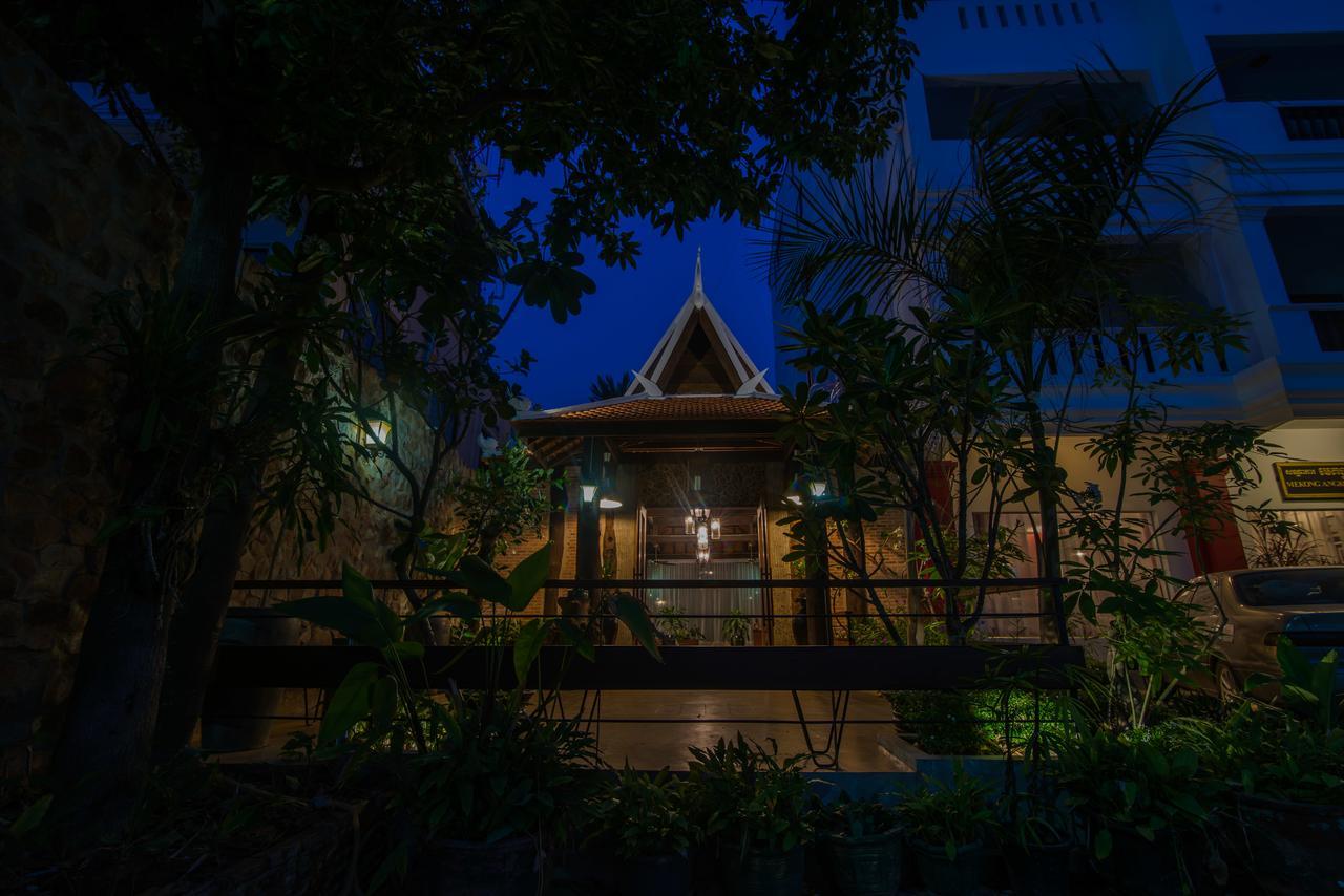 Mekong Angkor Deluxe Hotel Siem Reap Bagian luar foto
