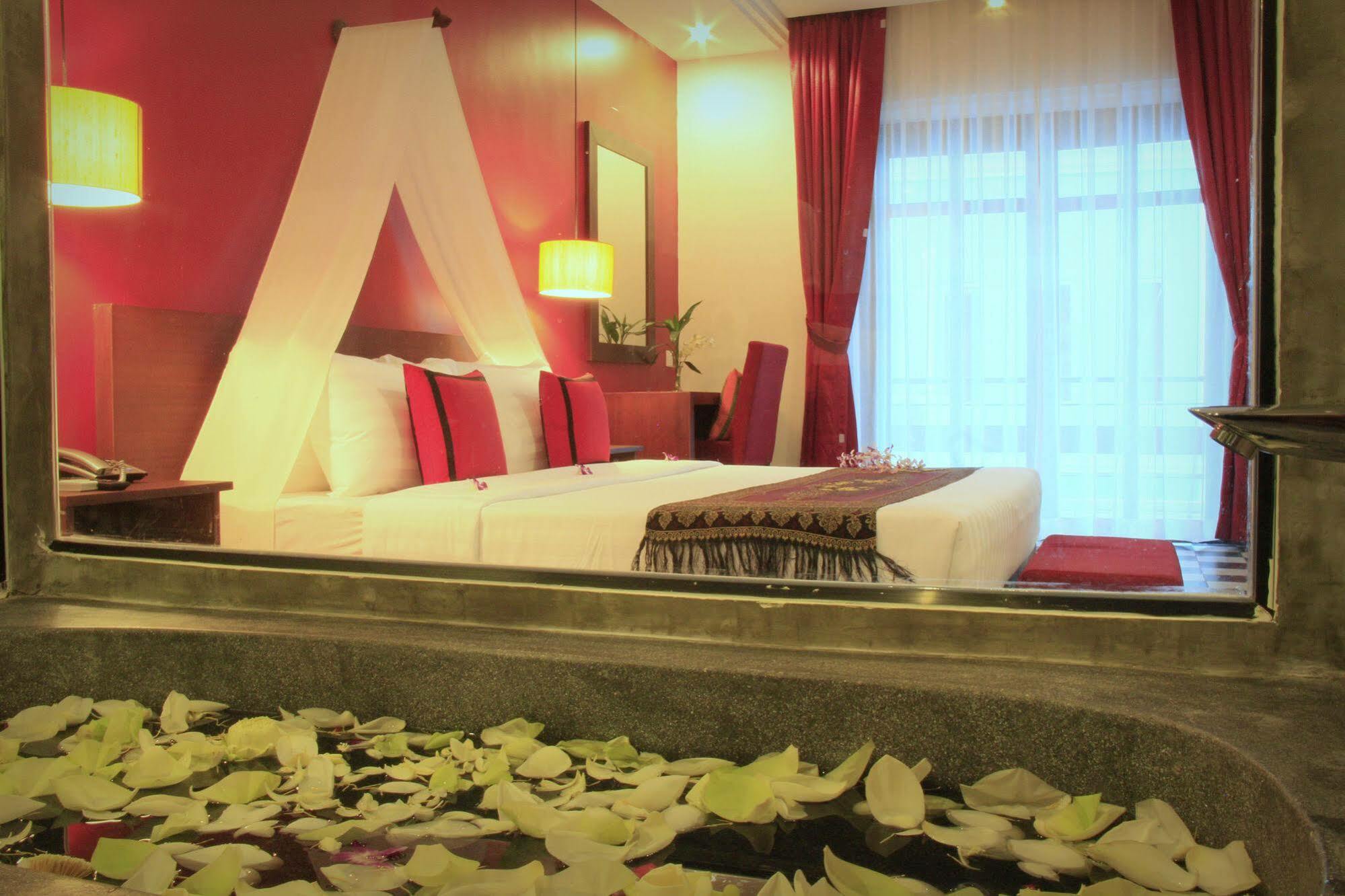 Mekong Angkor Deluxe Hotel Siem Reap Bagian luar foto